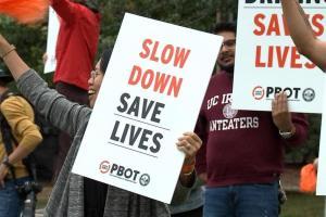 Около 40 смертельных ДТП в Портленде: PBOT хочет привлечь внимание к безопасному вождению. На фото люди на митинге