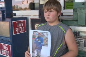 Мальчик из Оклахомы продает свои игрушки, чтобы собрать деньги на похороны дяди. На фото 10-летний Daniel Crase