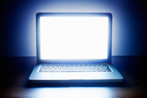 Синий свет от телефонов и компьютеров может ускорить старение. На фотографии светящийся ноутбук