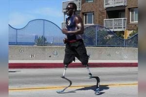 У него нет ног и он провел годы на улице, но он участвует в одной из самых сложных гонок в мире. На фото Родерик Сьюэлл, участник соревнований по триатлону на Гавайях