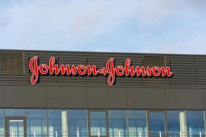 Компанию Johnson & Johnson обязали выплатить американцу $8 млрд. На фото вывеска компании
