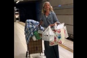 Бездомной эмигрантке из России нашли дом и работу в США. Фото женщины, поющей в метро