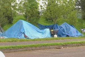 Городской совет одобрил пилотную программу Portland Street Response. На фотографии палатки бездомных