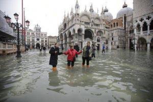 Настоящая катастрофа: в Венеции самое сильное наводнение за 50 лет. На фото затопленная площадь