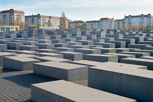Богатейшая семья Германии пожертвует 5 млн евро для помощи пережившим Холокост. На фотографии Мемориал жертвам Холокоста